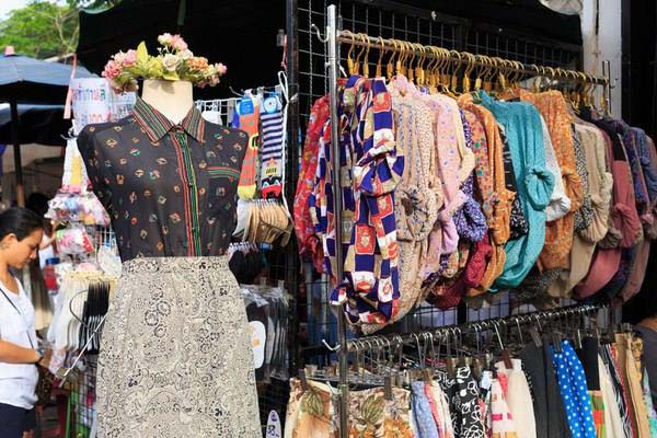 Săn quần áo hàng thùng xịn tại chợ Châu Long