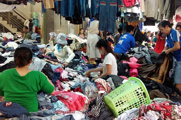 Săn quần áo hàng thùng xịn ở chợ Kim Liên